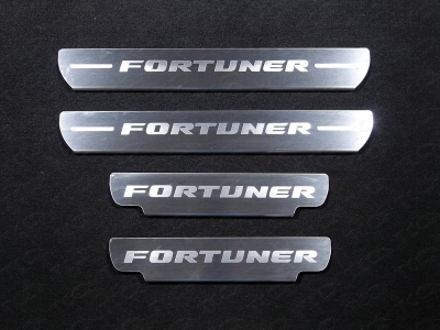 Накладки на пороги шлифованный лист надпись Fortuner 4 штуки ТСС для Toyota Fortuner 2017-2021